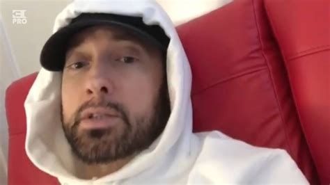 May 29, 2018 · Eminem has been holding in a big secret for a long time: Val Kilmer sat and watched him get naked once. "Alright so here, this is like a confessional," he began in a selfie-style video he shared ... 